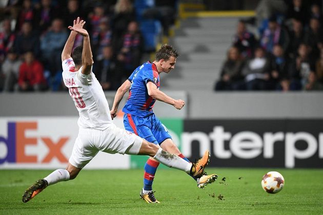Plzeňský záložník Jan Kopic střílí vedoucí branku Viktorie Plzeň v utkání Evropské ligy s izraelským týmem Beer Ševa.