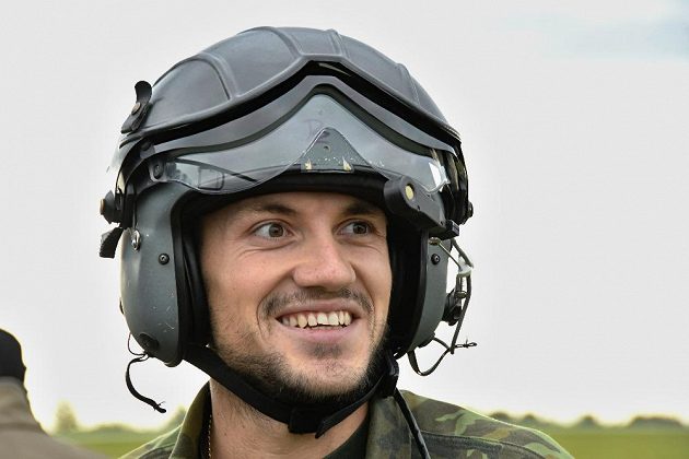 Kanoista Martin Fuksa při cvičení v bojovém vrtulníku.