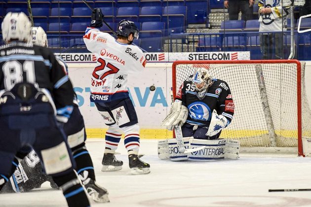 Zleva Yan Stastny z Vítkovic a plzeňský brankář Matěj Machovský při druhém utkání předkola.