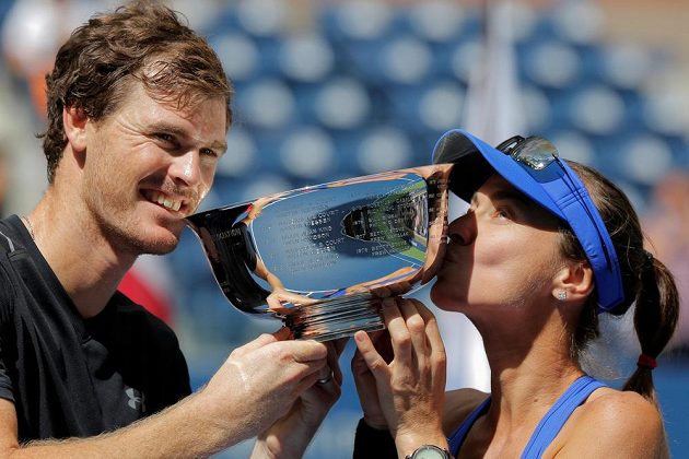 Novopečení šampióni US Open ve smíšené čtyřhře - Martina Hingisová ze Švýcarska a Brit Jamie Murray s trofejí.