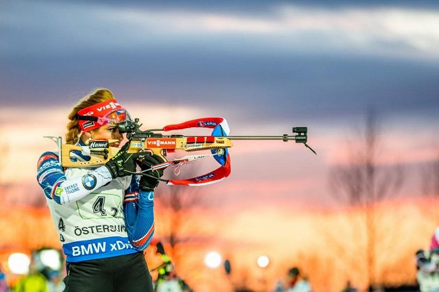 Gabriela Koukalová na střelnici během závodu smíšených štafet v Östersundu.
