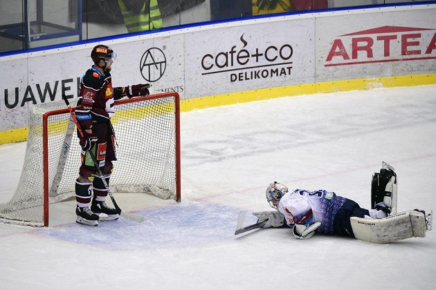 Jan Buchtele (vlevo) ze Sparty se raduje poté, co překonal kladenského brankáře Denise Godlu (vpravo).