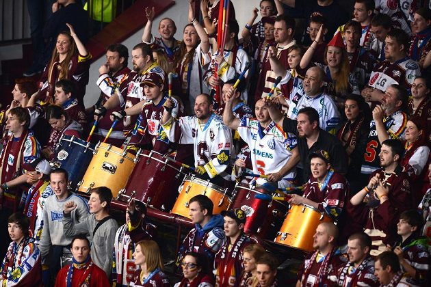 Fanoušci Sparty během druhého utkání semifinále play off extraligy s Kometou Brno.