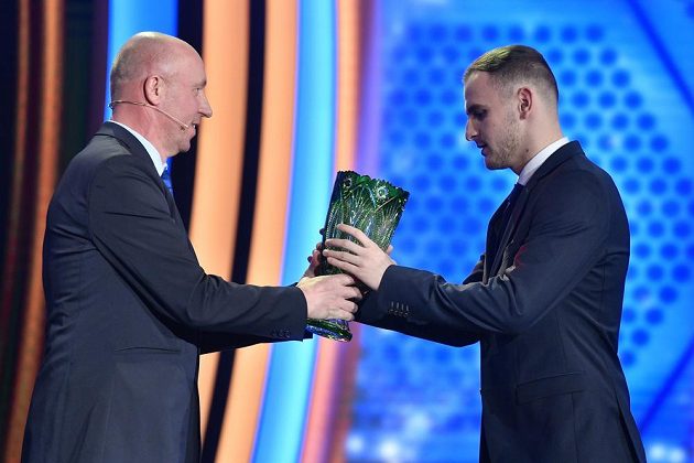 David Lischka z Jablonce byl vyhlášen talentem roku v 54. ročníku ankety Fotbalista roku ČR. Cenu mu předal bývalý fotbalista Miroslav Kadlec (vlevo).