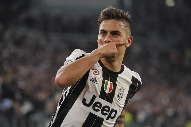 Paulo Dybala se raduje z gólu Juventusu v utkání čtvrtfinále Ligy mistrů s Barcelonou.
