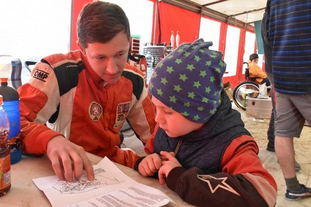 Petr Nikodém vysvětluje Martinovi záludnosti trati. Ten se tváří, že poslouchá.