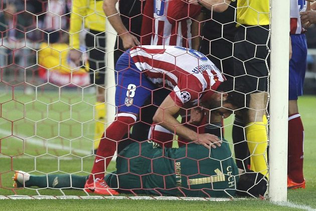 Zraněný brankář Petr Čech (na zemi) v úvodním semifinále Ligy mistrů proti Atlétiku Madrid.