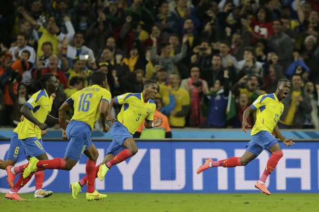 Ekvádorský útočník Enner Valencia (zcela vpravo) slaví se spoluhráči gól v síti Hondurasu.