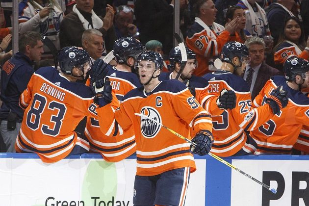 Útočník Edmontonu Connor McDavid slaví se spoluhráči gól v utkání proti Calgary. Olejáři nakonec vyhráli 3:0 a McDavid zaznamenal hattrick.