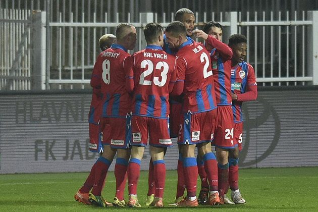 Hráči Plzně se radují z gólu v utkání 11. kola první fotbalové ligy na půdě Jablonce.