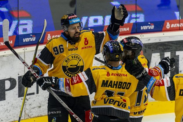 Zleva Richard Jarůšek z Litvínova, Samson Mahbod z Litvínova a Edwin Hedberg z Litvínova se radují z gólu proti Vítkovicím.