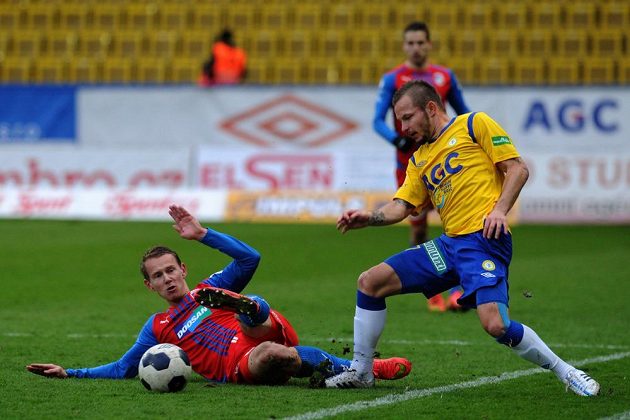 Plzeňský útočník Jan Chramosta (vlevo) v souboji s teplickým obráncem Tomášem Vondráškem.