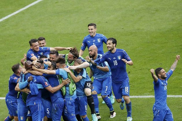 Fotbalisté Itálie se radují. Už vědí, že postupují přes Španělsko do čtvrtfinále evropského šampionátu.