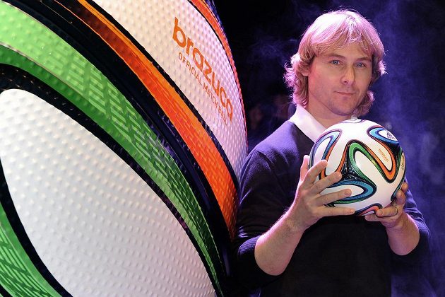 Internacionál Pavel Nedvěd s oficiálním míčem pro MS 2014 ve fotbale Brazuca.