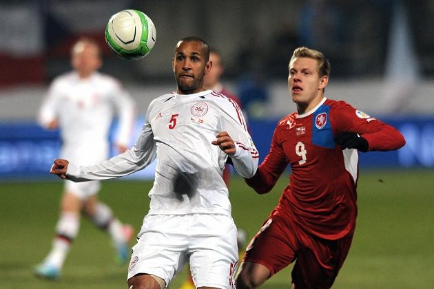 Simon Poulsen (vlevo) z Dánska a český útočník Matěj Vydra během utkání kvalifikace MS 2014.