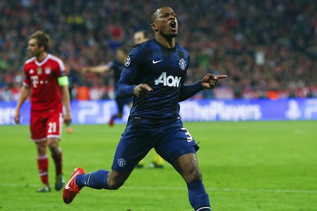 Obránce Manchesteru United Patrice Evra slaví vedoucí gól svého týmu v Allianz aréně proti Bayernu, Rudí ďáblové však nakonec na postup nedosáhli.