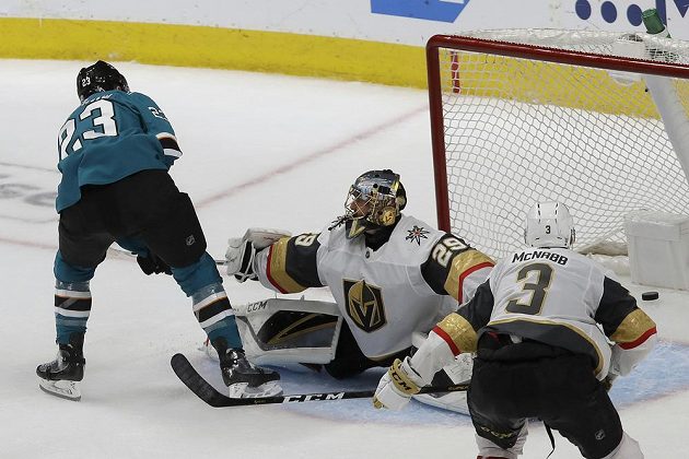 Hokejista San Jose Sharks Barclay Goodrow střílí postupový gól do sítě Vegas Golden Knights v 1. kole play off NHL.