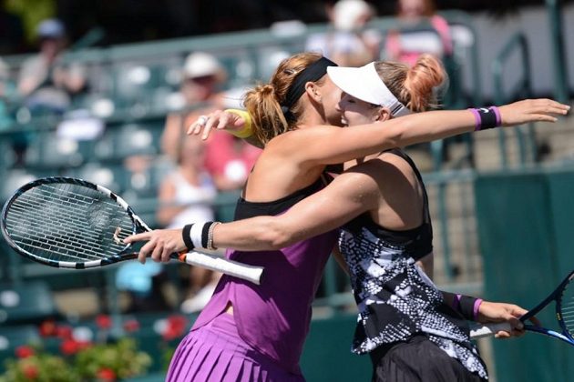 Lucie Šafářová (vlevo) a Bethanie Matteková-Sandsová se radují z vítězství.