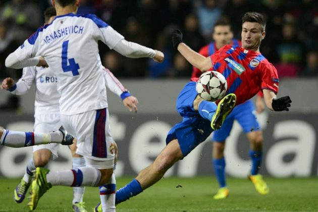 Tomáš Wágner (vpravo) z Viktorie Plzeň střílí rozhodující gól, který jeho týmu zaručil jarní účast v Evropské lize.