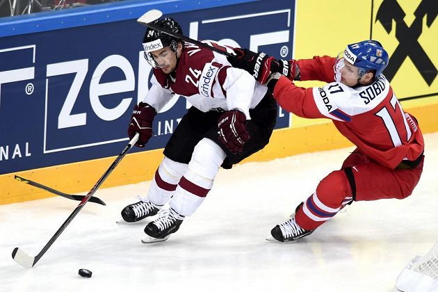 Vladimír Sobotka (vpravo) a Mikelis Redlihs z Lotyšska během utkání hokejového MS.