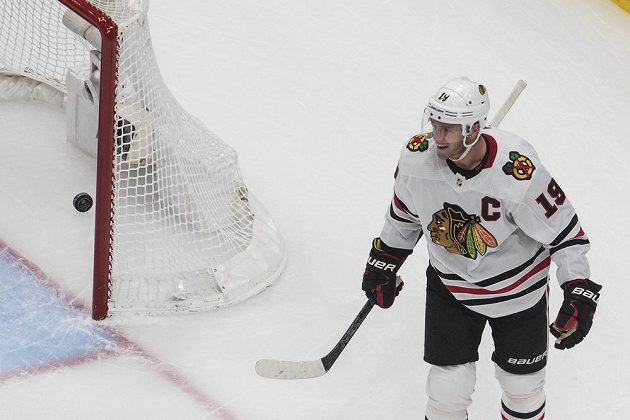 Hvězdný útočník Chicaga Blackhawks Jonathan Toews (19) slaví gól během utkání proti Edmontonu Oilers.