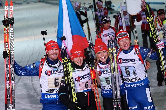 Zlatá smíšená štafeta na MS v Kontiolahti: zleva Michal Šlesingr, Veronika Vítková, Gabriela Soukalová a Ondřej Moravec.