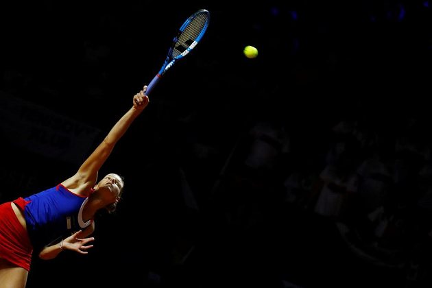 Servis Karolíny Plíškové v duelu fedcupového semifinále proti Němce Angelique Kerberové.