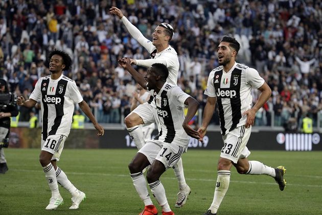 Radost Staré dámy. Fotbalisté Juventusu Juan Cuadrado, Cristiano Ronaldo, Blaise Matuidi a Emre Can slaví mistrovský titul.