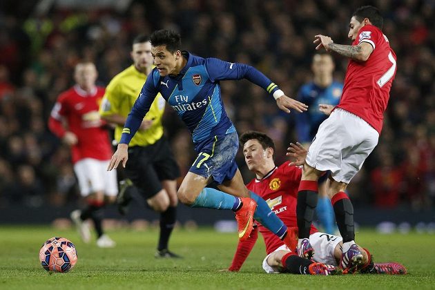 Útočník Arsenalu Alexis Sánchez (vlevo) uniká Anderovi Herrerovi (uprostřed) a Angelovi Di Maríovi z Manchesteru United.