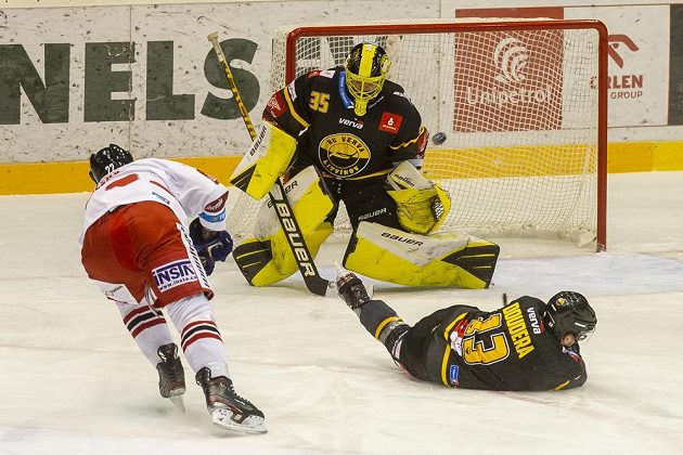 Zleva Jakub Valský z Olomouce, brankář Litvínova Denis Godla a Lukáš Doudera z Litvínova.