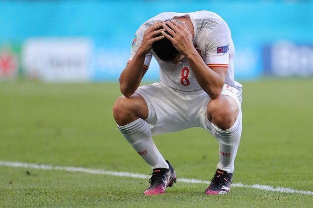 Spaniard Koke catches his head after burning the unloaded chance in the EURO round with EURO.