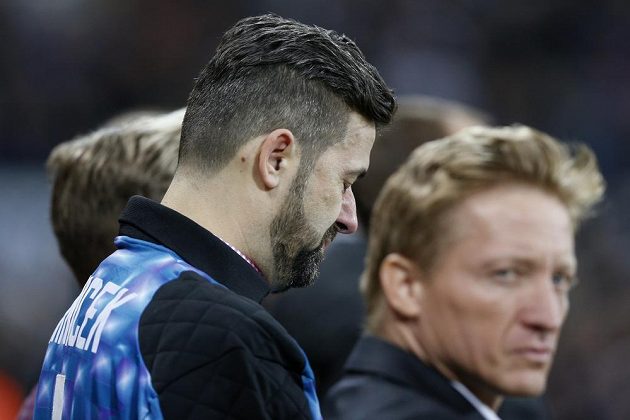 Milan Srníček, bratr zesnulého brankáře Pavla, během minuty ticha v Newcastlu před zápasem s Manchesterem United.