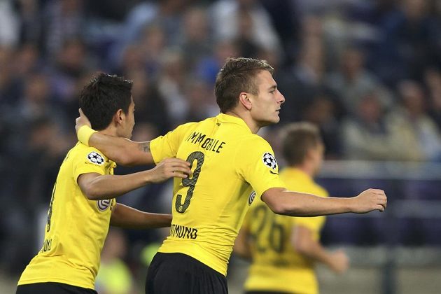 Útočník Borussie Dortmund Ciro Immobile slaví se spoluhráčem Šindžim Kagawaou (vlevo) gól na hřišti Anderlechtu Brusel.