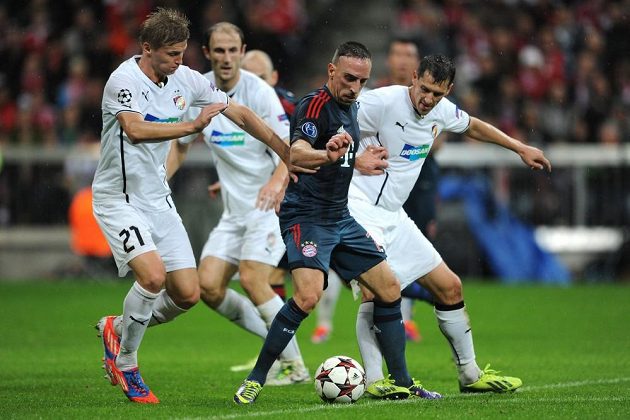Franck Ribéry z Bayernu (uprostřed), Václav Procházka a Marián Čišovský z Plzně během duelu základní skupiny Ligy mistrů.