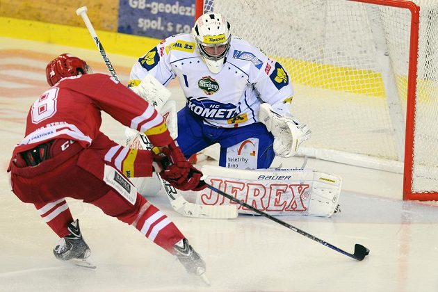 Třinecký útočník Lukáš Žejdl (vlevo) se snaží překonat brněnského brankáře Marka Čiliaka v utkání 10. kola Tipsport extraligy.