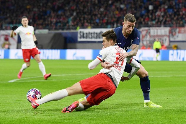 Český útočník Patrik Schick z Lipska v souboji s Tobym Alderweireldem z Tottenhamu.