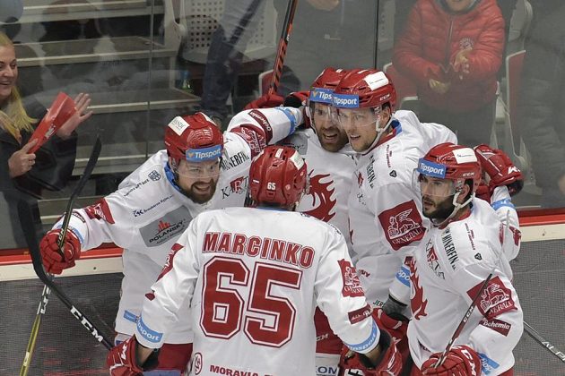 Hokejisté Třince se radují z druhého gólu v plzeňské síti během semifinále play off.