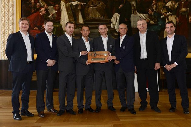 Pražský primátor Tomáš Hudeček (vlevo) a zástupci Sparty a magistrátu s Klíčem primátora hlavního města Prahy.