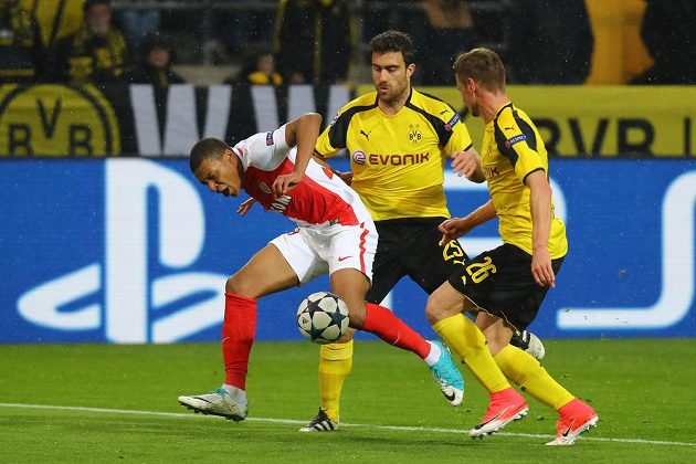 Dortmundský Sokratis Papastathopoulos (uprostřed) v kontaktu s Kylianem Mbappém, po střetu se pískala penalta. Vpravo Lukasz Piszczek.
