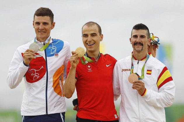 Medailistá ze závodu bikerů: Zlatý Nino Schurter (uprostřed), stříbrný jaroslav Kulhavý (vlevo) a bronzový Carlos Coloma.