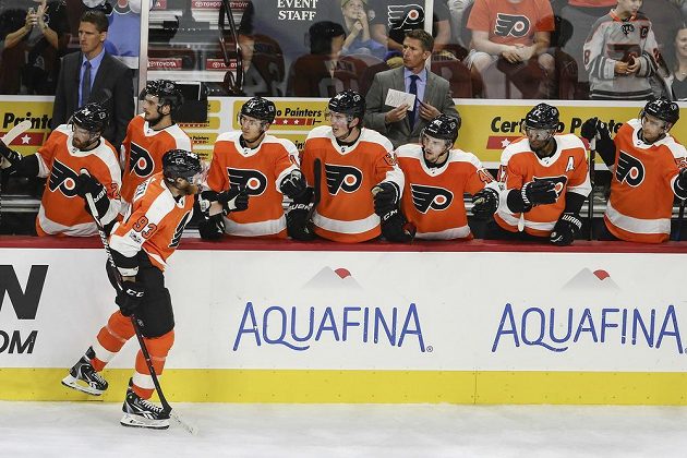 Hokejový útočník Philadelphie Jakub Voráček slaví gól se spoluhráči v přípravném utkání na nový ročník NHL. Letci vyhráli nad Bostonem Bruins