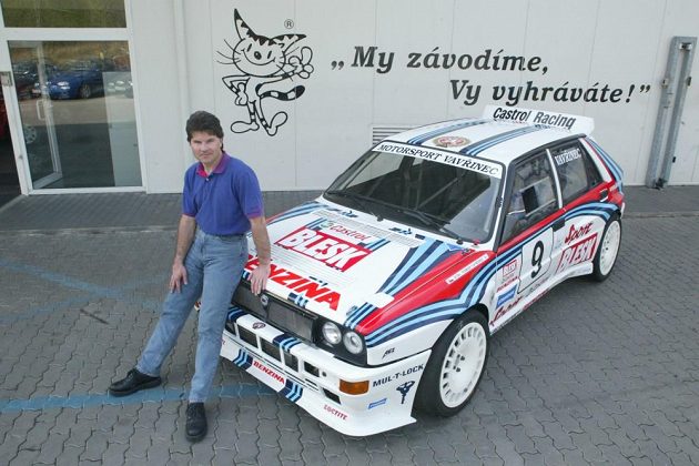 Tomáš Vavřinec s kocourem a Lancií Delta Integrale.