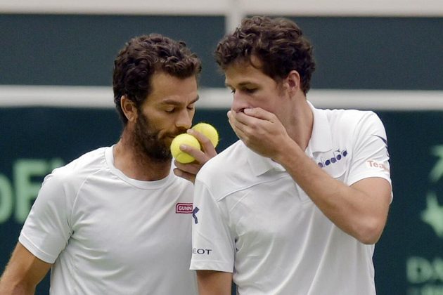 Zleva Jean-Julien Rojer a Robin Haase z Nizozemska domlouvají taktiku v deblu.