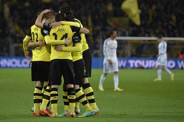 Marco Reus slaví se svými spoluhráči z Dortmundu gól proti Realu Madrid v odvetě čtvrtfinále Ligy mistrů.