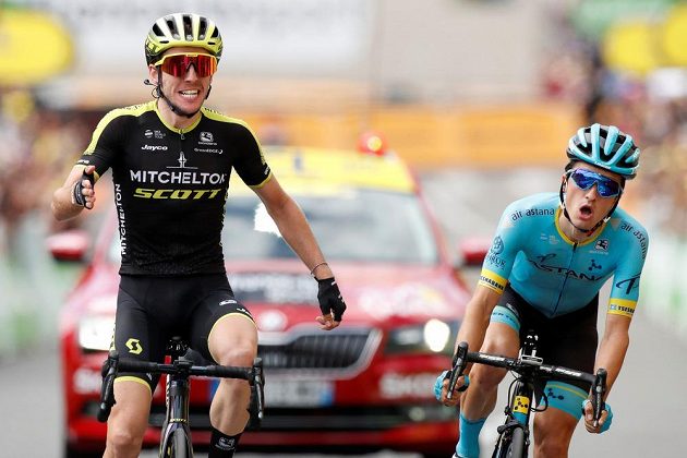 Britský cyklista Simon Yates si první pyrenejskou etapu na Tour de France užil a slavil etapové prvenství.