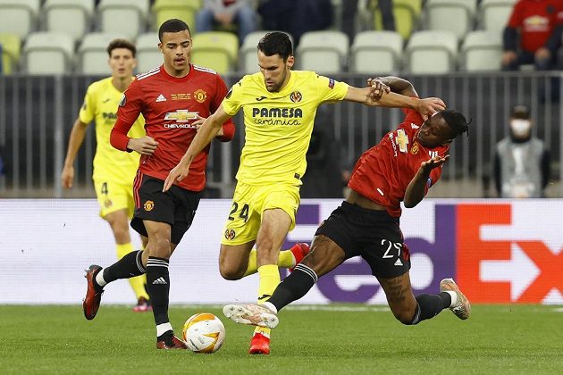 Alfonso Pedraza z Vilarreallu v souboji s Aaronem Wan-BIssakem z Manchesteru United