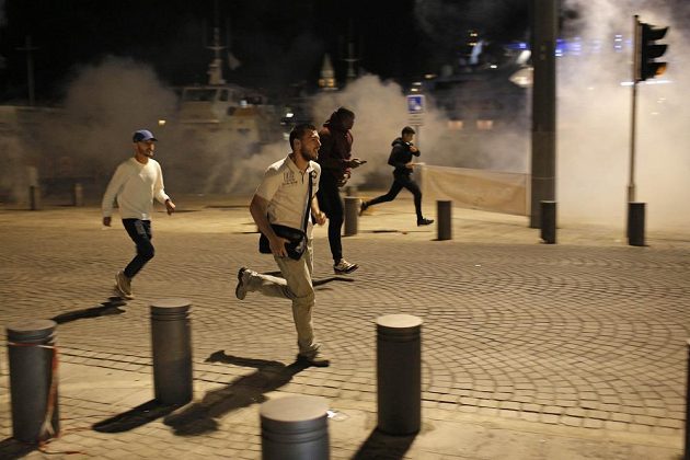 I běžní civilisté museli utíkat před slzným plynem, který policie použila na výtržníky.
