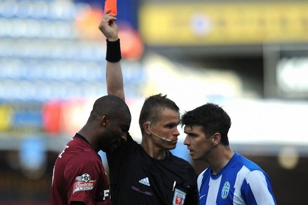 Léonard Kweuke ze Sparty Praha dostává červenou kartu za zákrok na Radka Dosoudila.