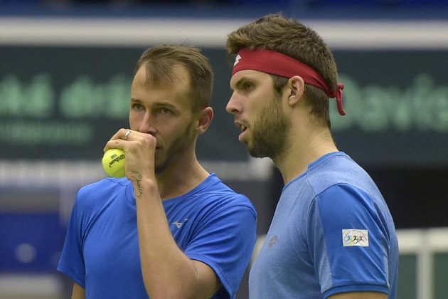 Tak co na ně vymyslíme? jako by si říkali Lukáš Rosol (vlevo) a Jiří Veselý při klíčovém deblu proti Nizozemsku.