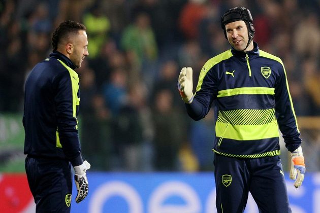 Petr Čech (vpravo) při rozcvičení s Davidem Ospinou před utkáním s Ludogorcem Razgrad.